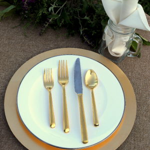 white and gold plate set